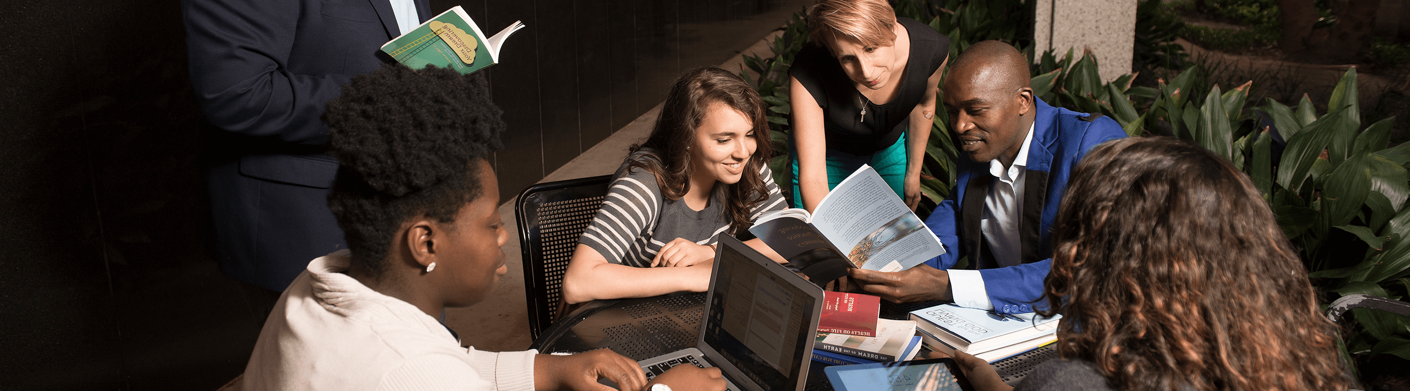 研究生 students studying