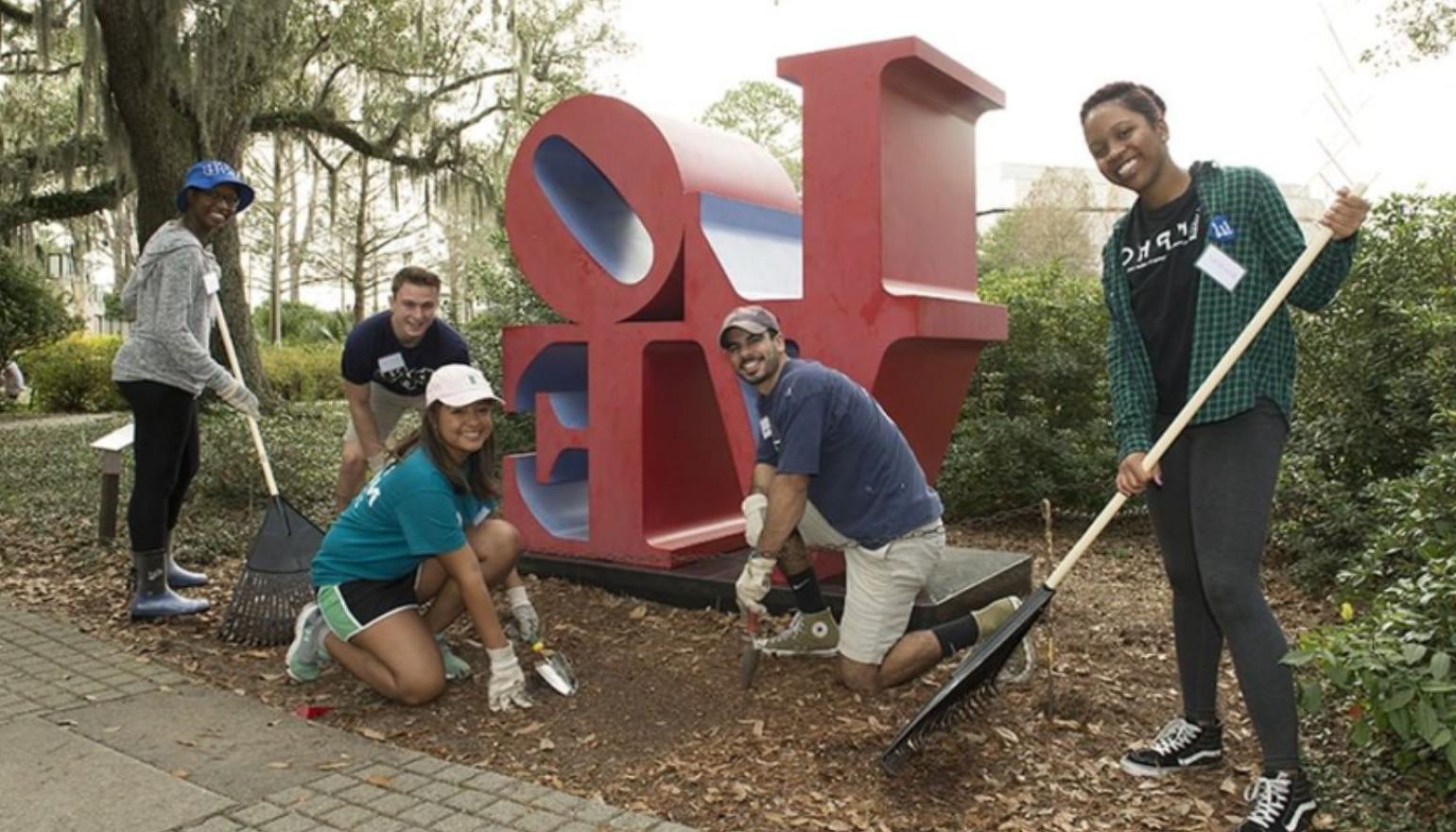 研究生 students  gardening during homecoming week